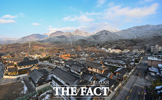 14일 오후 서울 북한산 일대에 쌓인 눈으로 설경을 자아내고 있다. /박헌우 기자