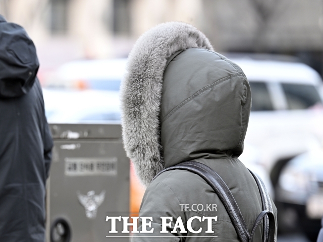 아침 최저기온이 최대 영하 5도까지 떨어진 지난 8일 서울 종로구 광화문 인근 횡단보도에서 한 시민이 두꺼운 외투를 입고 걸어가고 있다./송호영 기자