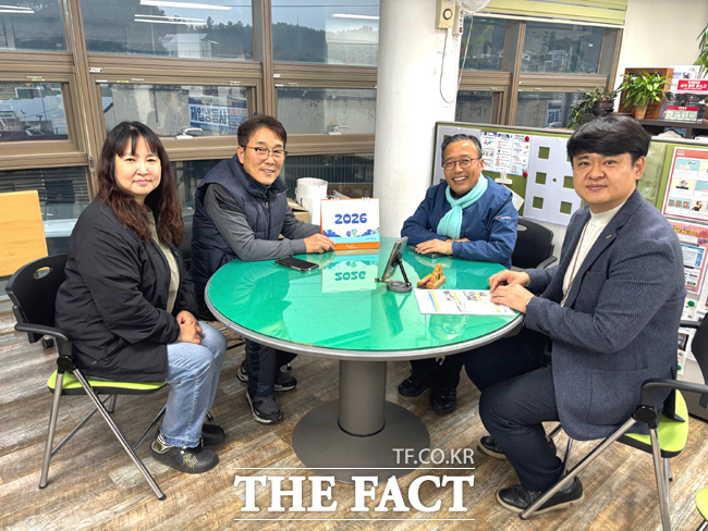 국립울진해양과학관 김외철 관장(오른쪽 두 번째)과 김성대 교육문화실장이 경북농아인협회 울진군 지회를 찾아 배리어프리운영에 대해 협의하고 있다. /해양과학관