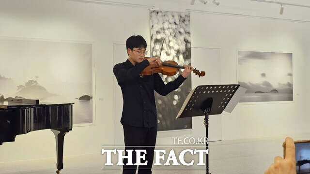 황진현 학생이 13일 빛과 소금 갤러리에서 열린 유진의 겨울 이야기 음악회에서 바흐 첼로 모음곡 제5번 프렐류드를 비올라로 연주하고 있다. /고병채 기자