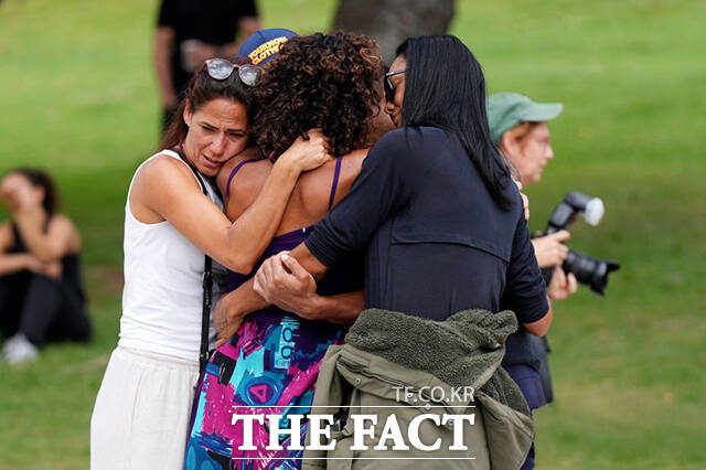 15일(현지시간) 경찰 관계자들이 현장 감식을 진행하고 있다.