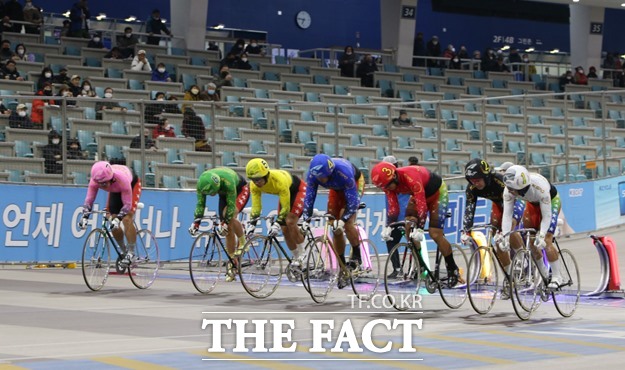 2025 대미를 장식할 그랑프리 경륜은 오는 26일부터 28일 광명스피돔에서 화려하게 열린다. 사진은 지난해 그랑프리 경륜 장면./경륜경정총괄본부