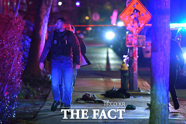 13일(현지시간) 미국 로드아일랜드주 프로비던스의 브라운대에서 총격이 발생한 가운데 경찰 관계자들이 대학 교문을 통제하고 있다. /프로비던스=AP.뉴시스