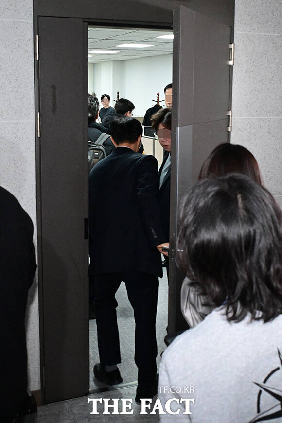 전재수 전 장관 사무실 압수수색으로 수사팀과 취재진이 북적이는 모습.