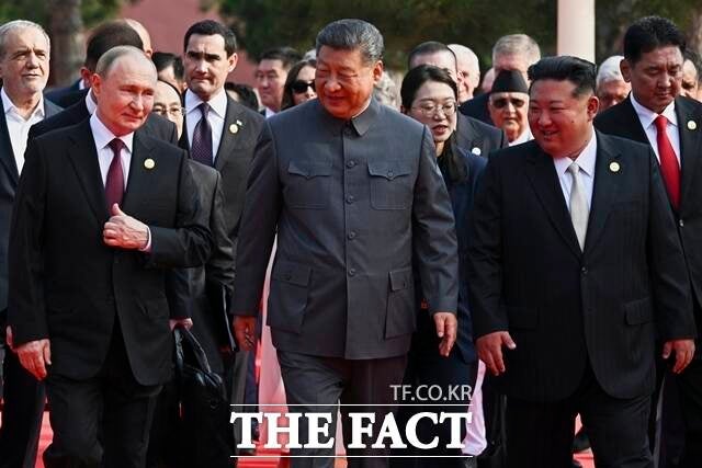 북중 관계 복원과 북러 밀착, 북한이 제외된 미 국가안보전략서(NSS), 한반도 비핵화가 빠진 중국 군축백서 등 북한 문제에 대한 외교적 접근은 불가피하다는 지적이 나온다. 사진은 지난 9월 중국 전승절 80주년 열병식에 참석한 (왼쪽부터) 블라디미르 푸틴 러시아 대통령, 시진핑 중국 국가주석, 김정은 북한 국무위원장. /베이징=AP. 뉴시스