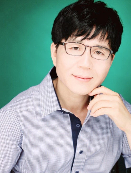 농부가수라는 닉네임을 가진 성노가 최근 작사·작곡에까지 영역을 넓히며 음악 인생의 또 다른 전환점을 맞았다. 그는 가수 박우철의 신곡 아버지 인생에 국내 가요계에서 손꼽히는 편곡가 남기연과 함께 공동 작사·작곡으로 참여했다. /성노 SNS