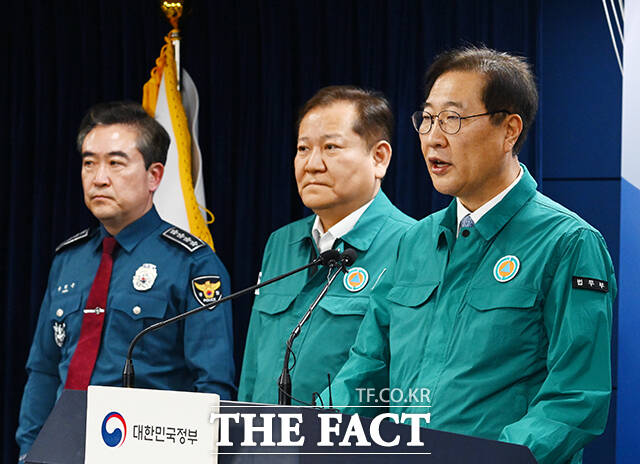 내란 사건을 수사하는 조은석 특별검사팀이 12·3 비상계엄 다음날 이뤄진 이른바 '삼청동 안가회동'에서 계엄 후속 대응 방안을 논의한 사실을 확인했다. 다만 논의 내용 자체로는 범죄가 되지 않는다고 판단했다. 사진은 이상민 전 행정안전부 장관과 박성재 전 법무부 장관./더팩트 DB