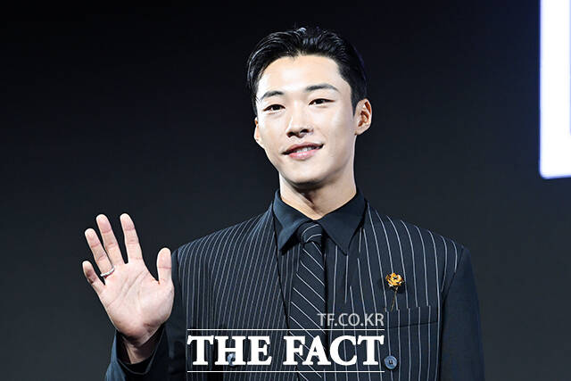 배우 박용우와 노재원, 강길우, 정성일, 원지안, 서은수, 우도환, 정우성, 현빈(왼쪽부터)이 15일 오전 서울 강남구 그랜드 인터컨티넨탈 서울 파르나스에서 열린 디즈니+ 새 오리지널 시리즈 ‘메이드 인 코리아’ 제작발표회에 참석해 포즈를 취하고 있다. /서예원 기자