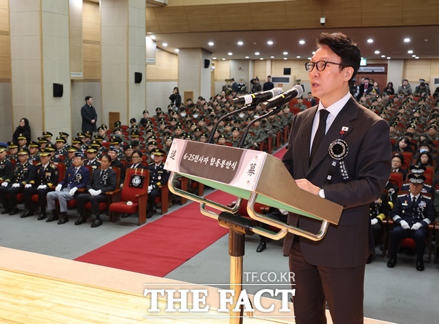 김민석 국무총리(사진)는 15일 국립서울현충원에서 열린 ‘6·25 전사자 발굴유해 합동봉안식’에서 추모사를 통해 “정부는 국가유공자와 유가족 여러분께 합당한 보상과 예우가 실현될 수 있도록 책임감을 갖고 더 세심하게 보훈 정책을 추진해 나가겠다”고 밝혔다. /뉴시스