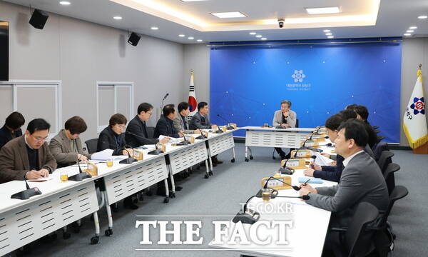 정용래 유성구청장이 15일 오전 주간간부회의를 주재하며 공직선거법 준수를 강조하고 있다. /대전 유성구