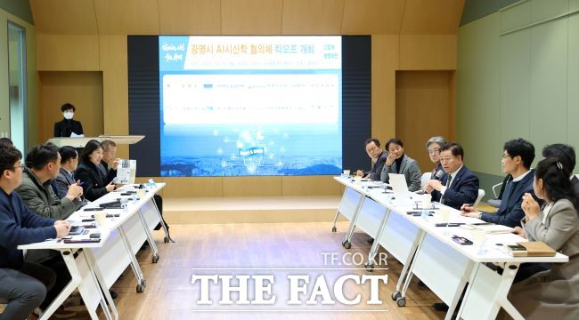 박승원 광명시장(오른쪽 가운데)이 15일 인생플러스센터에서 열린 '광명시 AI 시·산·학 협의체 킥오프'에서 발언하고 있다. /광명시