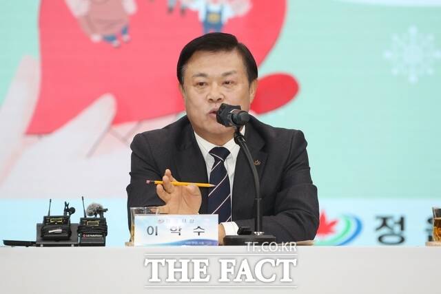 15일 정읍시청사 대회의실에서 이학수 정읍시장이 민생회복지원금 지급과 관련해 기자회견을 갖고 있다. /정읍시