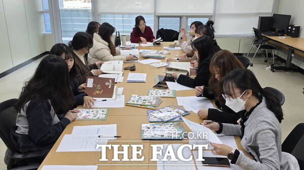 지난 4일 영양Dream 연구회가 영양교육 체험 및 수업 자료 개발을 위한 회의를 진행하고 있는 모습. /정예준 기자