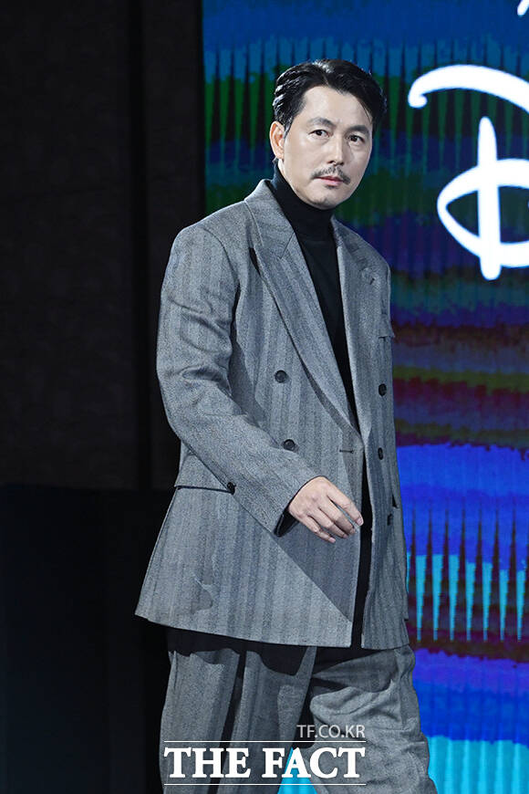 배우 정우성이 가족 관계 변동에 대한 취재진의 질문에 답변하고 있다.