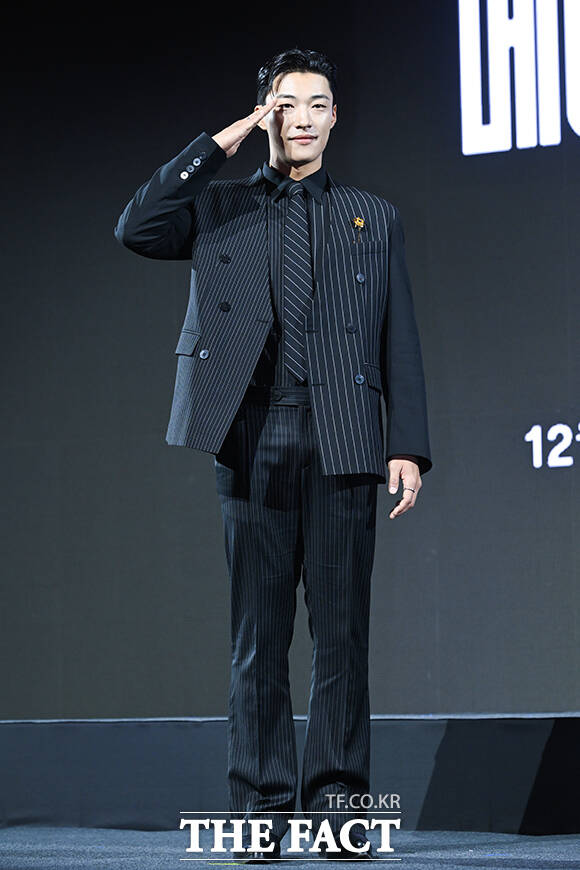 배우 박용우와 노재원, 강길우, 정성일, 원지안, 서은수, 우도환, 정우성, 현빈(왼쪽부터)이 15일 오전 서울 강남구 그랜드 인터컨티넨탈 서울 파르나스에서 열린 디즈니+ 새 오리지널 시리즈 ‘메이드 인 코리아’ 제작발표회에 참석해 포즈를 취하고 있다. /서예원 기자