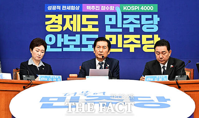 정청래 더불어민주당 대표가 15일 오전 서울 여의도 국회에서 열린 최고위원회의에 참석해 모두발언을 하고 있다. /국회=배정한 기자