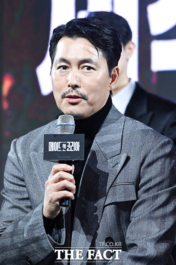 배우 정우성이 가족 관계 변동에 대한 취재진의 질문에 답변하고 있다.