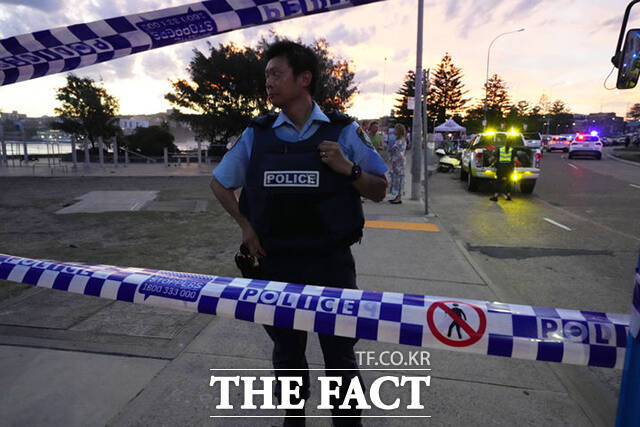 15일(현지시간) 경찰 관계자들이 현장 감식을 진행하고 있다.