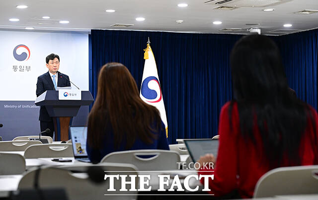 윤민호 통일부 대변인이 15일 오전 서울 종로구 정부서울청사에서 접경지역 무인기 비행을 금지하는 항공안전법과 항공안전법 위반 행위 등을 제재할 수 있는 경찰관직무집행법 개정안 통과와 관련해 브리핑을 하고 있다. /임영무 기자