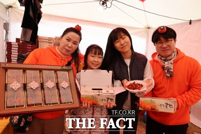 달콤한 곶감과 크리스마스 감성이 어우러진 '2025 논산양촌곶감축제'가 13만여 명의 방문객을 모으며 성황리에 막을 내렸다. /논산시