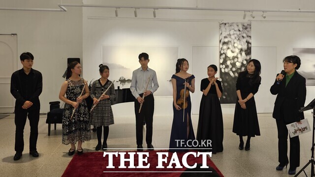 유진청소년향상음악회 유진의 겨울 이야기가 열린 13일 빛과 소금 갤러리에서 연주를 마친 청소년 연주자들과 이은주 유진오케스트라 감독, 반주 교사들이 함께 무대인사를 하고 있다. /고병채 기자