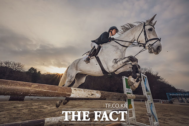한국마사회 승마단 방시레 선수가 경기도 고양시 서삼릉 인근 원당종마목장에서 말과 함께 떠오르는 햇살을 가르며 힘찬 도약을 하고 있다. /고양=남용희 기자