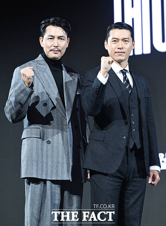 배우 정우성(왼쪽)과 현빈이 15일 오전 서울 강남구 그랜드 인터컨티넨탈 서울 파르나스에서 열린 디즈니+ 새 오리지널 시리즈 ‘메이드 인 코리아’ 제작발표회에 참석해 포즈를 취하고 있다. /서예원 기자