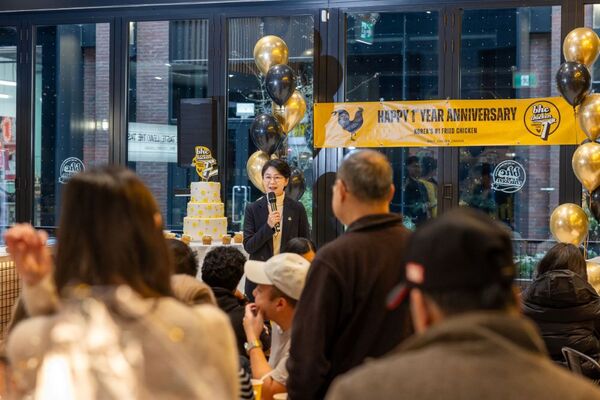 남화연 다이닝브랜즈그룹 해외사업본부 전무가 bhc 캐나다 1호점 오픈 1주년 기념식에 참석해 기념사를 하고 있다. /다이닝브랜즈그룹 bhc치킨