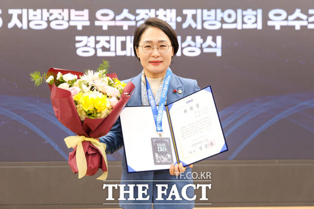 민덕희 여수시의회 의원이 15일 더불어민주당 지방정부 우수정책·지방의회 우수조례 경진대회에서 노동이사제 조례로 최우수상을 수상한 뒤 기념 촬영을 하고 있다. /여수시의회