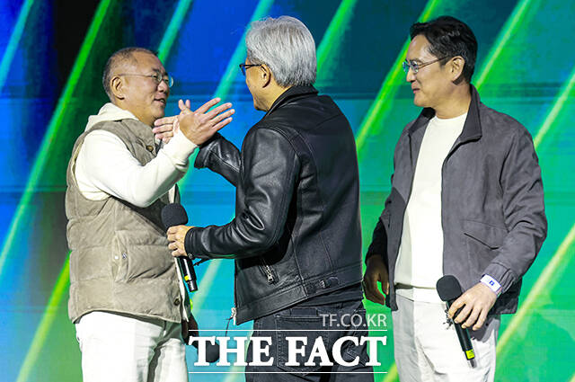 지난 10월 방한한 젠슨 황 엔비디아 최고경영자(가운데)가 정의선 현대차그룹 회장과 인사를 하고 있다.