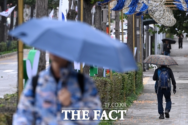 화요일인 16일 전국이 대체로 흐린 가운데 수도권과 강원내륙·산지, 충청북부를 중심으로 비·눈이 내리는 곳이 있겠다. /남용희 기자