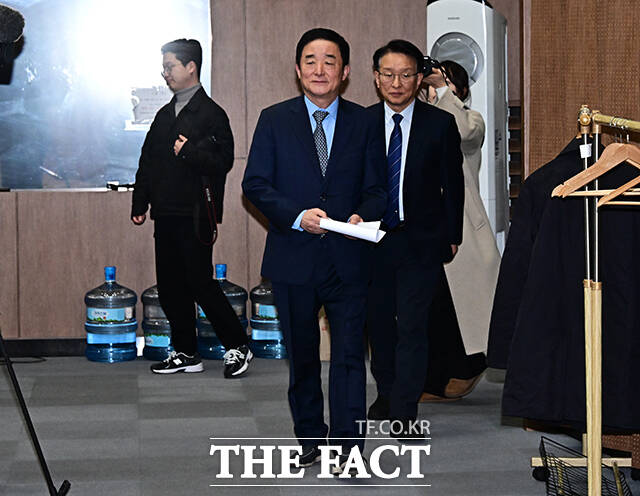 강득구 더불어민주당 의원(왼쪽 세번째)이 15일 오전 서울 여의도 국회 소통관에서 기자회견을 열고 최고위원 출마선언을 하고 있다. /국회=배정한 기자