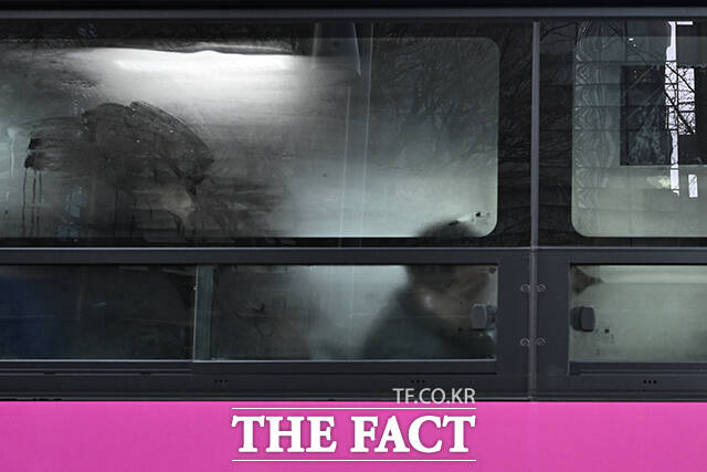 전국 대부분 지역 아침 기온이 영하 5도 안팎으로 떨어진 15일 오전 시민들이 서울 종로구 광화문 인근 횡단보도에서 신호를 기다리고 있다. /송호영 기자