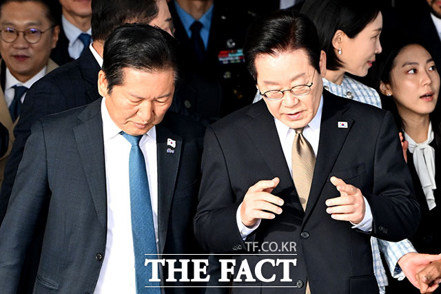 더불어민주당 최고위원 보궐선거가 '명청(이재명 대 정청래) 대리전'으로 비화하고 있다. 이런 가운데 친이재명(친명)계와 친정청래(친청)계 출마자 간 설전까지 벌어지면서 보궐선거가 과열되고 있다. 사진은 지난 11월 17일 주요 20개국(G20) 정상회의 참석차 출국하는 이재명 대통령이 경기도 성남시 서울공항에서 배웅을 나온 정청래 더불어민주당 대표와 대화를 나누는 모습. /남용희 기자