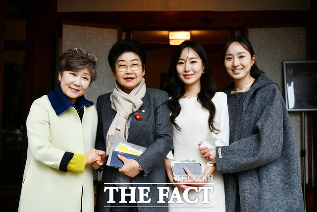 조영주 지역문화콘텐츠연구소 소장, 백인숙 여수시의회 의장, 김효지 작가, 김온정 큐레이터가 13일 여수 낭만배울학교 쉬어家에서 열린 개막전 우주를, 바다를-담다, 닮다에서 기념 촬영을 하고 있다. /고병채 기자