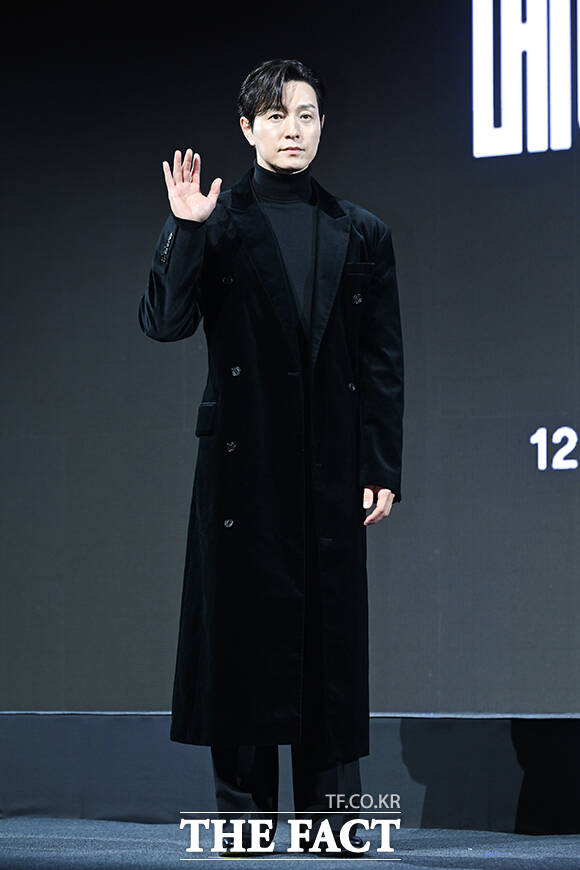 배우 박용우와 노재원, 강길우, 정성일, 원지안, 서은수, 우도환, 정우성, 현빈(왼쪽부터)이 15일 오전 서울 강남구 그랜드 인터컨티넨탈 서울 파르나스에서 열린 디즈니+ 새 오리지널 시리즈 ‘메이드 인 코리아’ 제작발표회에 참석해 포즈를 취하고 있다. /서예원 기자