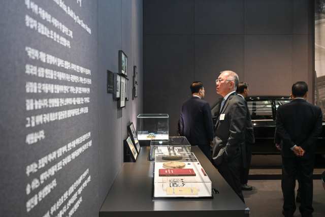 기아 80주년 기념 전시 '움직임의 유산'을 둘러보는 현대자동차그룹 정의선 회장. /현대차그룹