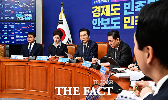 정청래 더불어민주당 대표(왼쪽 두번째)가 15일 오전 서울 여의도 국회에서 열린 최고위원회의에 참석해 모두발언을 하고 있다. /국회=배정한 기자