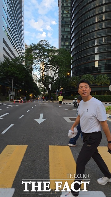 오세훈 서울시장이 7일 오전 쿠알라룸푸르 '카프리 모닝(KL Car-Free Morning)'이 진행되고 있는 거리를 둘러보고 있다./서울시