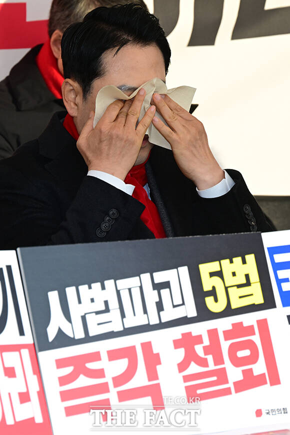 국회 본관 앞 천막 농성장에서 최고위원회의 갖는 국민의힘.