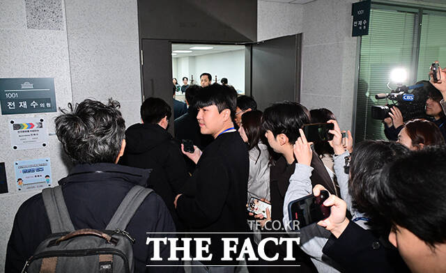 통일교 금품 수수 의혹 수사에 나선 경찰이 15일 오전 서울 여의도 국회 의원회관에서 전재수 전 해양수산부 장관(현 더불어민주당 의원) 사무실 압수수색에 나서고 있다. /국회=남윤호 기자