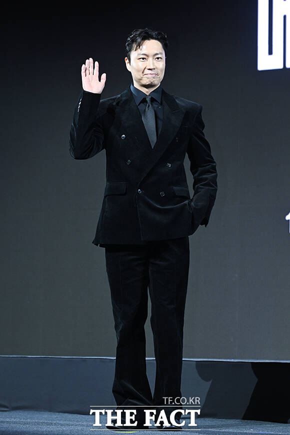 배우 박용우와 노재원, 강길우, 정성일, 원지안, 서은수, 우도환, 정우성, 현빈(왼쪽부터)이 15일 오전 서울 강남구 그랜드 인터컨티넨탈 서울 파르나스에서 열린 디즈니+ 새 오리지널 시리즈 ‘메이드 인 코리아’ 제작발표회에 참석해 포즈를 취하고 있다. /서예원 기자