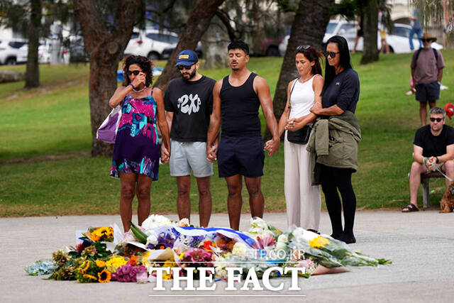 15일(현지시간) 경찰 관계자들이 현장 감식을 진행하고 있다.