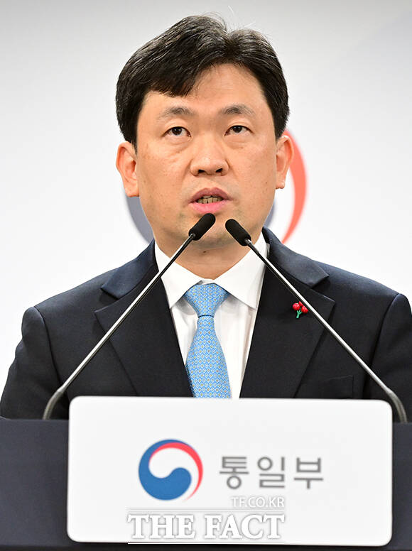 윤민호 통일부 대변인이 15일 오전 서울 종로구 정부서울청사에서 접경지역 무인기 비행을 금지하는 항공안전법과 항공안전법 위반 행위 등을 제재할 수 있는 경찰관직무집행법 개정안 통과와 관련해 브리핑을 하고 있다. /임영무 기자