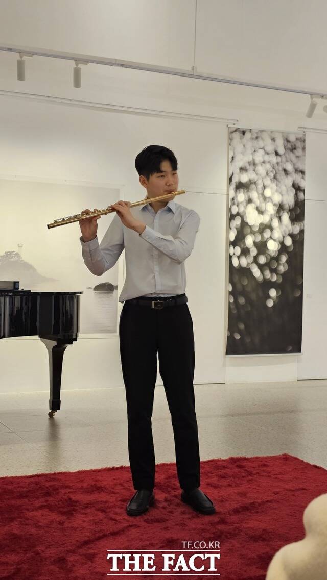 차정현 학생이 13일 빛과 소금 갤러리에서 열린 유진의 겨울 이야기 음악회에서 메르카단테 플룻 협주곡 제1번을 연주하고 있다. /고병채 기자