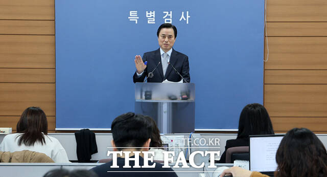 조은석 특검이 15일 서울 서초구 서울고검에서 윤석열 전 대통령의 비상계엄 선포 동기와 최초 준비 시점 등을 포함한 수사 결과를 발표하고 있다. /이새롬 기자