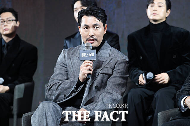 배우 정우성이 가족 관계 변동에 대한 취재진의 질문에 답변하고 있다.