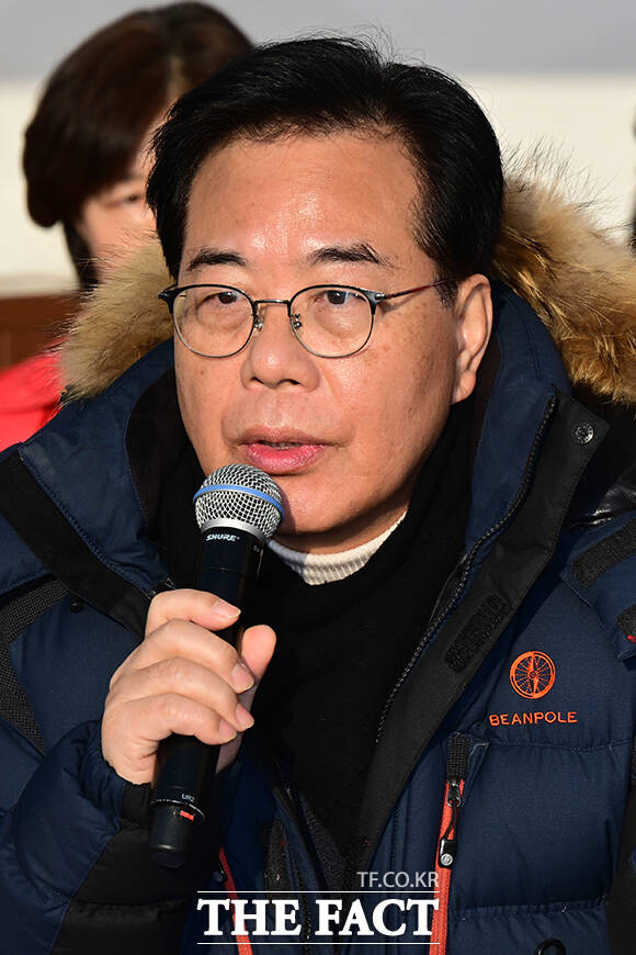 국회 본관 앞 천막 농성장에서 최고위원회의 갖는 국민의힘.