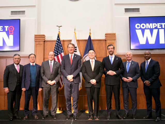 12일(현지시간) 미국 버지니아주 체사피크시 희토류 자석 공장 투자 발표에서 폴 대버 미국 상무부 차관, 글렌 영킨 버지니아 주지사, 구본규 LS전선 대표(왼쪽 3번째부터) 등 참석자들이 기념촬영을 하고 있다. /LS전선