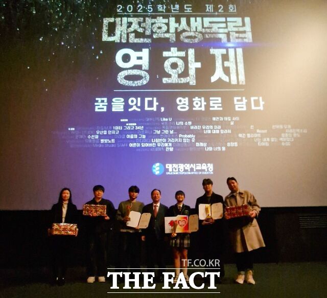 13일 CGV대전서 열린 대전학생독립영화제에서 설동호 교육감이 수상한 학생들과 함께 기념촬영을 하고 있다. /대전교육청